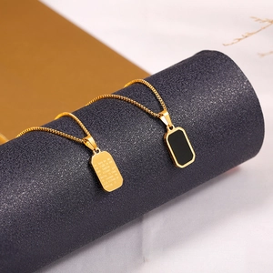 Minimalistische Goldhalskette aus Titan mit schwarzem rechteckigem Anhänger auf Ständer
