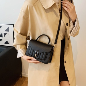 Sac à main rétro en cuir noir plissé avec fermoir ovale doré et texture grainée