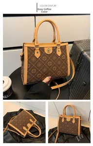 Gros plan du sac en cuir gris brun avec motif CACATOES et emblème en métal