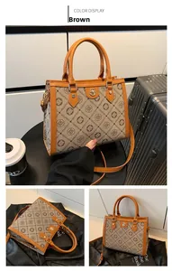 Détail du sac cabas vintage en toile monogramme marron avec garniture en cuir et sangle
