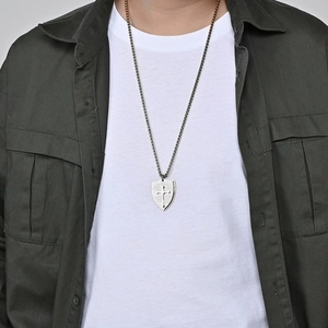 Collana vintage da uomo con ciondolo a scudo in acciaio inossidabile e croce a rilievo