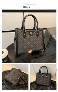 Détail du sac cabas noir avec imprimé logo CACATOES, bordure en cuir et bandoulière réglable