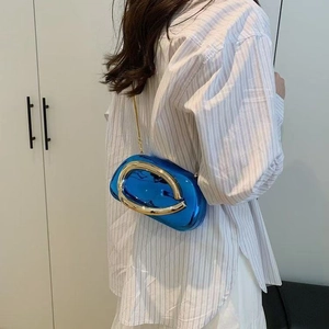 Sac de soirée en acrylique bleu brillant avec boucle dorée et bandoulière chaîne