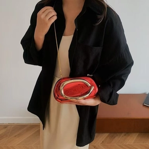 Pochette de soirée en acrylique rouge élégante avec boucle dorée en C et chaîne