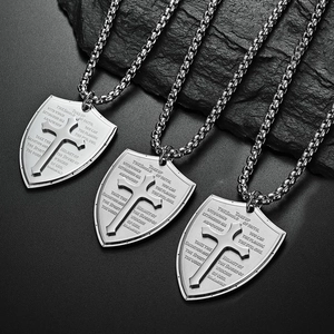 Collana con ciondolo a scudo in acciaio inossidabile con croce a rilievo e versi religiosi