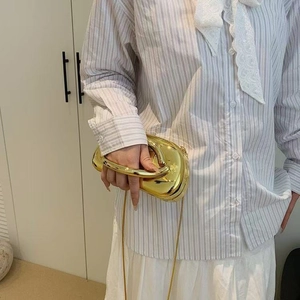 Pochette de soirée dorée élégante en forme de galet avec poignée métallique chic