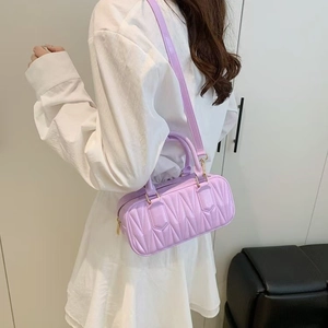 Mini sac à main matelassé lavande chic avec finition brillante et bandoulière réglable