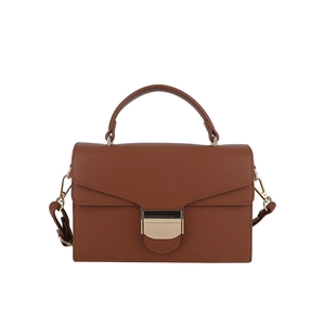 Sac à main minimaliste en cuir grainé marron caramel avec boucle dorée élégante