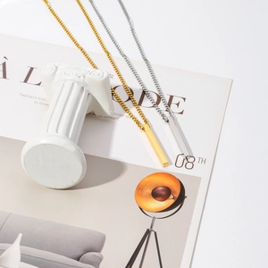 Colliers avec pendentif barre minimaliste en acier inoxydable coloris or et argent