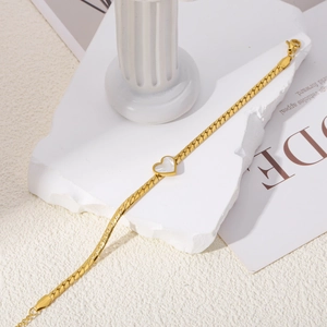 Bracelet chaîne serpent dorée minimaliste avec un pendentif cœur en nacre blanche élégant