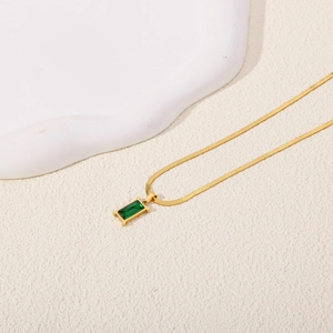 Élégant collier chaîne serpent dorée avec pendentif luxueux en zircon vert rectangulaire