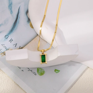 Élégant collier chaîne serpent dorée avec pendentif carré en zircon vert émeraude