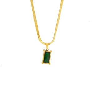 Collier élégant à chaîne serpent dorée avec pendentif en zircon vert sur fond blanc épuré