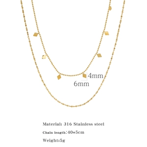 Détail du collier double couche à pendentif losange doré avec specs en acier inoxydable