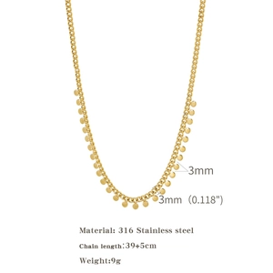 Detalle del collar de acero 316 dorado con colgantes de 3mm y cadena de 39+5cm