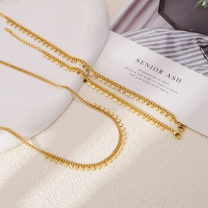 Collar de tres capas de acero inoxidable dorado con colgantes de lentejuelas redondas planas