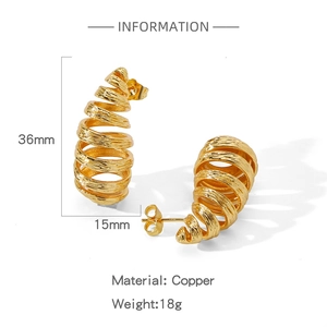 Makroaufnahme von 36mm goldfarbenen Spiralohrringen aus Kupfer mit Strukturdetails