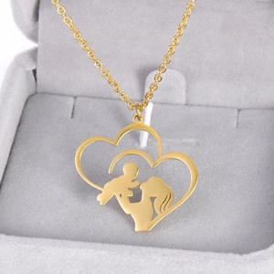 Collana cuore d'oro con silhouette madre e figlio su scatola in velluto grigio