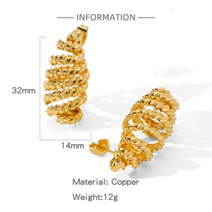 Makro-Detail von goldenen Spiralohrringen, zeigt 32mm Größe und 12g Kupfermaterial