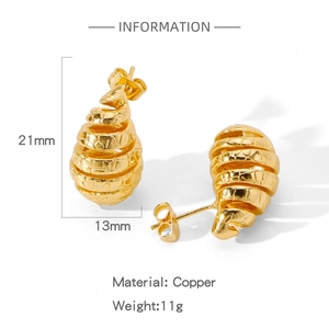 Detailansicht goldbeschichteter Spiral-Ohrstecker mit den Maßen 21 mm mal 13 mm