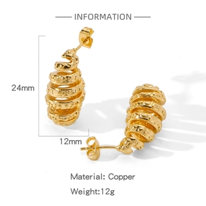 Detailansicht der gedrehten vergoldeten Kupferohrringe mit Maßen 24mm und 12mm
