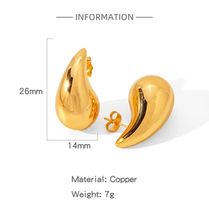 Detailansicht der goldenen Tropfenohrringe mit Maßen von 26 mm Höhe und 14 mm Breite