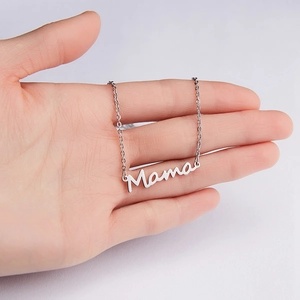 Collana con ciondolo Mama in argento inossidabile mostrata in mano per le dimensioni