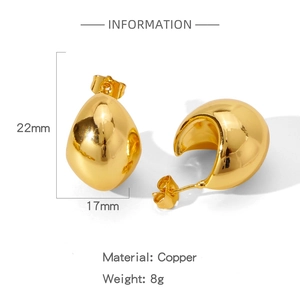 Detailansicht der klobigen goldfarbenen Kupferohrringe, 22 mm Höhe und 8 g Gewicht