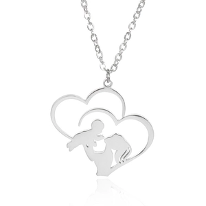 Dettaglio della collana a cuore argento con silhouette genitore-figlio su bianco
