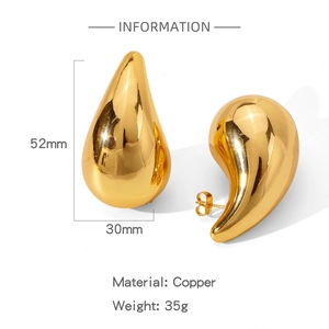 Detailansicht großer goldener Tropfenohrringe mit Maßen 52mm mal 30mm auf weißem Grund