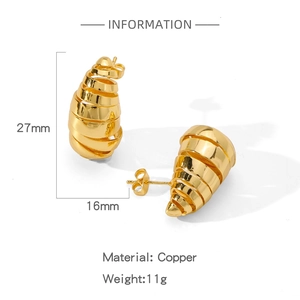 Makro-Detailansicht der 27 mm hohen goldenen Spiral-Ohrringe aus Kupfer mit 11 g Gewicht