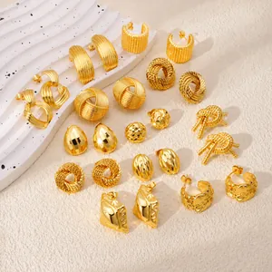 Détails de boucles d'oreilles géométriques plaquées or 18 carats aux motifs variés