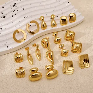 Detailset eleganter unregelmäßiger vergoldeter geometrischer Ohrringe mit Hochglanzfinish