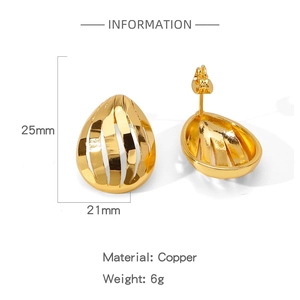 Vue détaillée des boucles d'oreilles goutte dorées 25mm en cuivre avec texture
