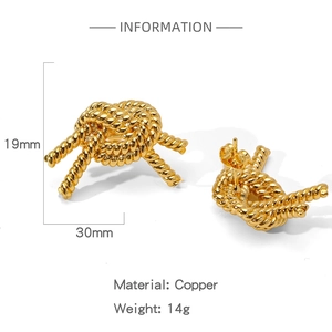 Vue détaillée des boucles d'oreilles nœud en cuivre doré avec dimensions 19mm par 30mm