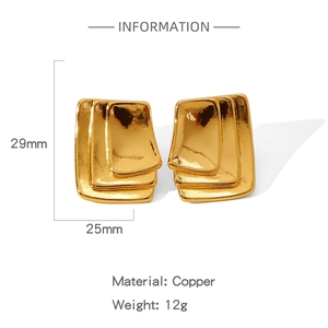 Detaillierte Ansicht unregelmäßiger Kupferohrringe mit Hammerschlag-Goldfinish und Maßen