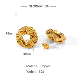 Vue détaillée de boucles d'oreilles en cuivre doré 18mm avec texture tressée torsadée