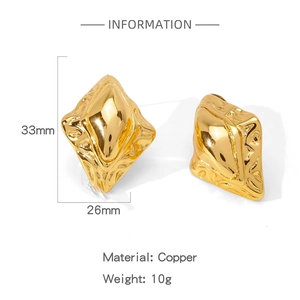 Vue détaillée de boucles d'oreilles géométriques en cuivre doré avec textures fluides
