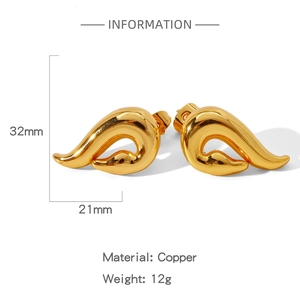 Detailansicht goldener Flammen-Ohrringe mit 32mm Höhe und 21mm Breite Maßen