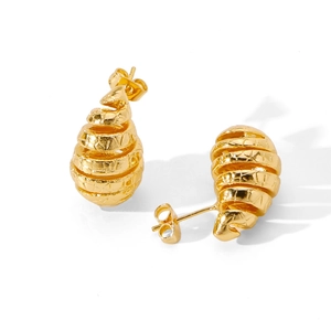 Elegante goldene Spiral-Ohrstecker mit strukturierter Oberfläche und minimalistischem Stil