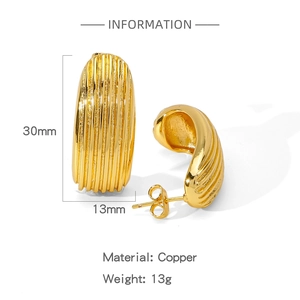 Vue détaillée des boucles d'oreilles en C de 30mm en cuivre doré avec texture rayée