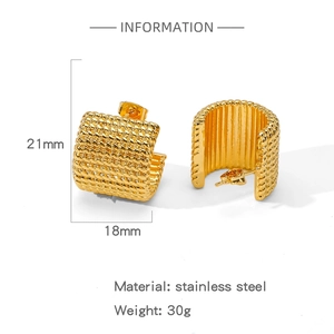 Détail de boucles d'oreilles torsadées en C dorées, taille 21mm et poids 30g