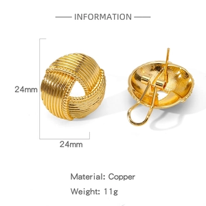Détail macro de boucles d'oreilles en cuivre avec texture tissée en spirale 24mm x 24mm