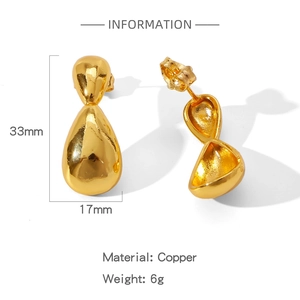 Detailansicht der goldenen Tropfenohrringe mit Maßen von 33 mm Höhe und 17 mm Breite
