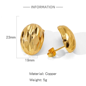 Vue détaillée des boucles d'oreilles ovales de 23mm avec texture géométrique en cuivre doré