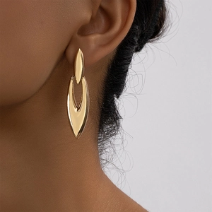 Elegante goldene unregelmäßige geometrische Tropfenohrringe mit poliertem Metall-Finish