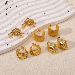 Lot de quatre boucles d'oreilles dorées géométriques avec motifs noués et tissés