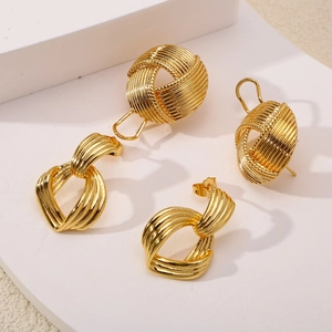 Ensemble de boucles d'oreilles géométriques dorées avec puces tressées et anneaux