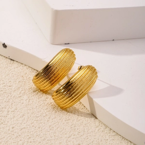 Boucles d'oreilles ovales en C dorées avec texture rainurée horizontale sophistiquée