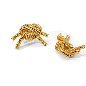 Boucles d'oreilles clous torsadées géométriques avec finition en métal plaqué or chic